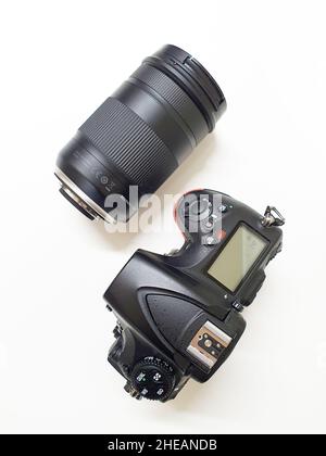 Digitalkamera mit Objektiv, professionell isoliert auf Weiß Stockfoto