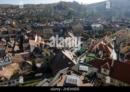 Sighisoara, Rumänien - 30. Oktober 2021: Überblick über die Altstadt von Sighisoara oder die Zitadelle (Festung). Stockfoto