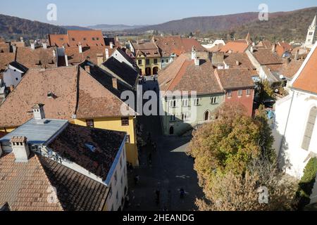 Sighisoara, Rumänien - 30. Oktober 2021: Überblick über die Altstadt von Sighisoara oder die Zitadelle (Festung). Stockfoto