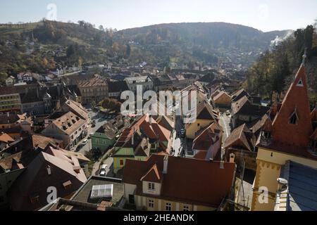 Sighisoara, Rumänien - 30. Oktober 2021: Überblick über die Altstadt von Sighisoara oder die Zitadelle (Festung). Stockfoto