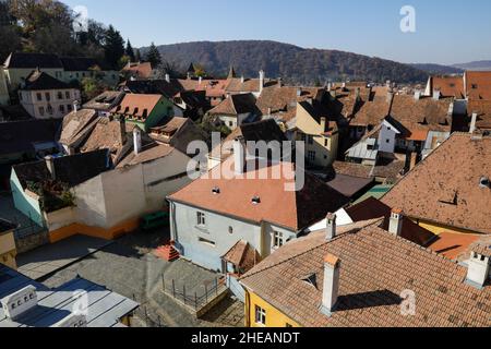 Sighisoara, Rumänien - 30. Oktober 2021: Überblick über die Altstadt von Sighisoara oder die Zitadelle (Festung). Stockfoto