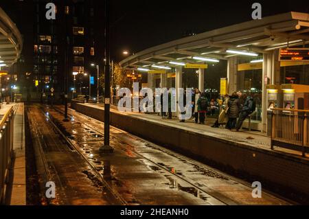 Warten auf die nächste Straßenbahn am Media City Station, Salford Quays, Greater Manchester, Großbritannien Stockfoto