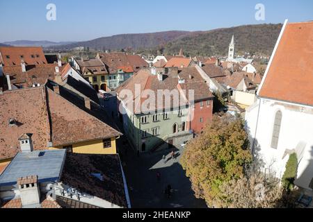 Sighisoara, Rumänien - 30. Oktober 2021: Überblick über die Altstadt von Sighisoara oder die Zitadelle (Festung). Stockfoto