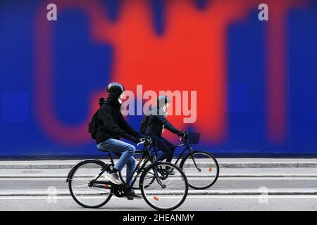 Radfahrer auf der Rue de Rivoli - Paris - Frankreich Stockfoto