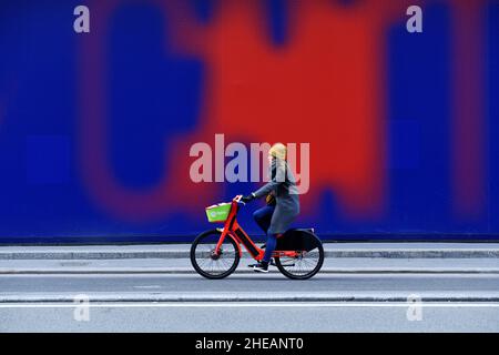 Radfahrer auf der Rue de Rivoli - Paris - Frankreich Stockfoto