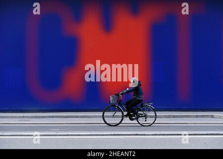 Radfahrer auf der Rue de Rivoli - Paris - Frankreich Stockfoto