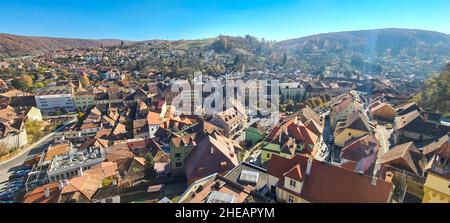 Sighisoara, Rumänien - 30. Oktober 2021: Überblick über die Altstadt von Sighisoara oder die Zitadelle (Festung). Stockfoto