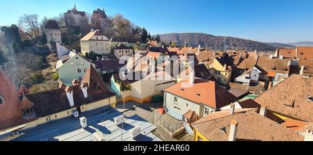 Sighisoara, Rumänien - 30. Oktober 2021: Überblick über die Altstadt von Sighisoara oder die Zitadelle (Festung). Stockfoto