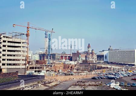 Sanierung in Birmingham, West Midlands, England, Großbritannien im Jahr 1970 – hier sind die Kraniche in der Holiday Street (links – heute Crowne Plaza). Die Stadt wurde in der Suffolk Street (die zur Suffolk Street Queensway wurde, die hier von der Mitte nach links verläuft) einer großen Straßenbauarbeit unterzogen. Die älteren Gebäude (Mitte) stehen nicht mehr. Das im Bau befindliche Gebäude (links) wurde erneut zu einem Teil des Paradise Birmingham/Chamberlain Square Komplexes ausgebaut. Das Trafalgar House (rechts) in der Suffolk Street ist ein Geschäft und ein Bürogebäude mit SteingesichteAnfang 1960s – ein Vintage-Foto aus dem Jahr 1970s Stockfoto