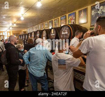 Antigua Casa Del Guardia traditionelle Weinbar Malaga, Andalusien, Spanien Fässer von Sherry und Weinen Stockfoto