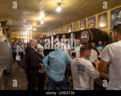 Antigua Casa Del Guardia traditionelle Weinbar Malaga, Andalusien, Spanien Fässer von Sherry und Weinen Stockfoto