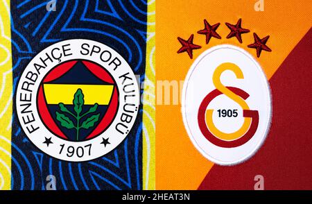 Nahaufnahme von Fenerbahce und Galatasaray Heimtrikot. Das Intercontinental Derby ist jedes Fußballspiel zwischen den Rivalen Fenerbahçe SK und Galatasaray SK. Stockfoto