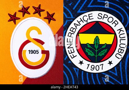 Nahaufnahme von Fenerbahce und Galatasaray Heimtrikot. Das Intercontinental Derby ist jedes Fußballspiel zwischen den Rivalen Fenerbahçe SK und Galatasaray SK. Stockfoto