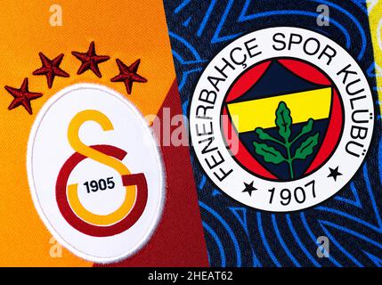 Nahaufnahme von Fenerbahce und Galatasaray Heimtrikot. Das Intercontinental Derby ist jedes Fußballspiel zwischen den Rivalen Fenerbahçe SK und Galatasaray SK. Stockfoto