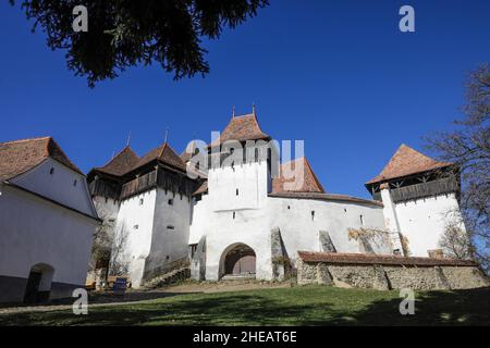 Viscri, Rumänien - 29. Oktober 2021: Die Viscri-Wehrkirche, eine lutherische Wehrkirche in Viscri, Brasov County, in der Siebenbürgen Region von R Stockfoto