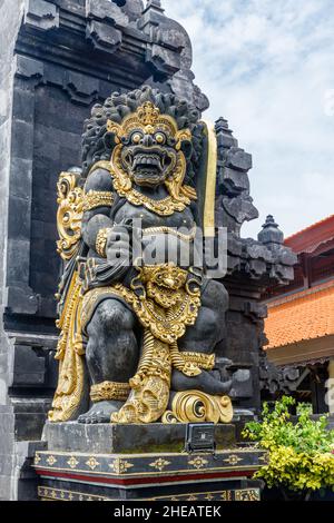 Dvarapala-Schutzstatue am balinesischen Hindu-Meertempel (Pura Segara) Tanah Lot, Tabanan, Bali, Indonesien. Stockfoto