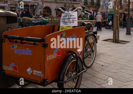 Llucmajor, Spanien; januar 07 2022: Die mobile Recyclingstelle des Stadtrats von Llucmajor für gebrautes Speiseöl, geparkt auf der Straße Stockfoto