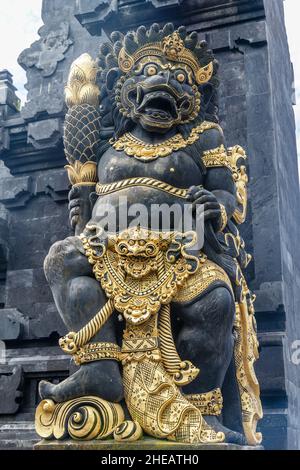 Dvarapala-Schutzstatue am balinesischen Hindu-Meertempel (Pura Segara) Tanah Lot, Tabanan, Bali, Indonesien. Stockfoto