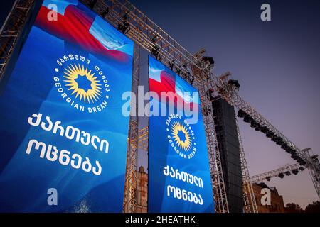 Tiflis, Georgien - 28th. oktober 2021: Nahaufnahme der Bühne auf dem Platz der Freiheit auf dem politischen Agitationsereignis der demokratischen Partei „Georgischer Traum“. Po Stockfoto