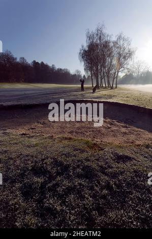 Ein eingängiger Golfer, der ein Spiel genießt, an einem frostigen, nebligen Wintermorgen, auf dem jetzt zerstörten, Beckenham Place Park Golf Course. Stockfoto