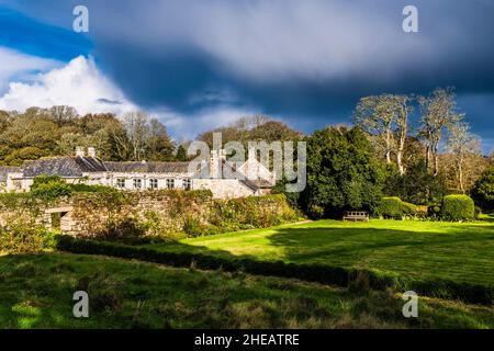 Godolphin House und Side Garden in Godolphin Gardens, in der Nähe von Penzance, Cornwall, Großbritannien Stockfoto