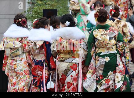 Tokio, Japan. 10th Januar 2022. Zwanzig Jahre alte Menschen in bunten Kimono-Kleidern versammeln sich am Montag, dem 10. Januar 2022, zu ihrer Zeremonie zum Coming-of-Age-Tag in Tokio. 1,22 Millionen Menschen, die 20 Jahre alt wurden, feierten in ganz Japan. Quelle: Yoshio Tsunoda/AFLO/Alamy Live News Stockfoto