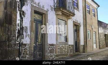 Puerta antigua de una casa vieja en Santiago de Compostela en Galicia Stockfoto