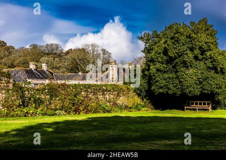 Der Seitengarten und das Haus in Godolphin Gardens, in der Nähe von Penzance, Cornwall, Großbritannien Stockfoto