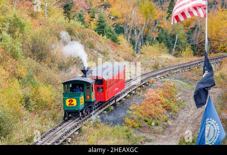 Klassischer Dampfzug mit Rauchentwicklung auf der Mount Washington Cog Railway, Mount Washington, New Hampshire, New England, USA Stockfoto