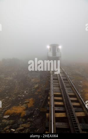 Gleis- und Rückansicht eines Wagens auf der Mount Washington Cog Railway, Mount Washington, New Hampshire, New England, USA, Im dichten Nebel gesehen Stockfoto