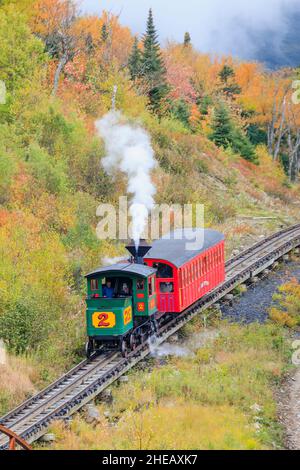 Klassischer Dampfzug mit Rauchentwicklung auf der Mount Washington Cog Railway, Mount Washington, New Hampshire, New England, USA Stockfoto