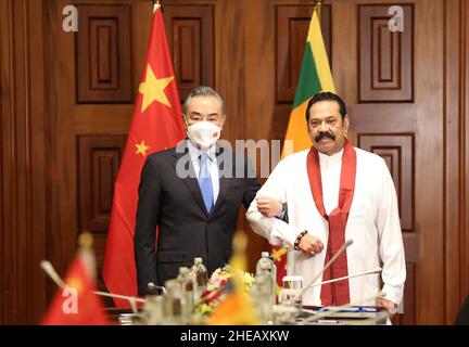 Colombo, Sri Lanka. 9th Januar 2022. Der Premierminister von Sri Lanka, Mahinda Rajapaksa (R), trifft sich am 9. Januar 2022 in Colombo, Sri Lanka, mit dem chinesischen Staatsrat und Außenminister Wang Yi. Quelle: Ajith Perera/Xinhua/Alamy Live News Stockfoto