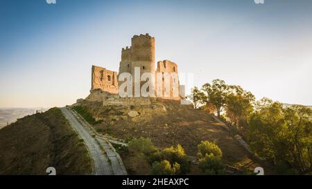 Fantastischer Blick auf das mittelalterliche Schloss Mazzarino bei Sonnenaufgang, Caltanissetta, Sizilien, Italien, Europa Stockfoto