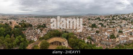 Granada Spanien - 09 14 2021: Luftaufnahme des Hauptstadtbildes von Granada, Blick vom Aussichtspunkt der Alhambra-Zitadelle, Architekturgebäude und Horiz Stockfoto