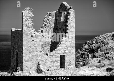 Die Kronen bei botallack verwendeten Zinnminen im schwarzen und weißen Infrarot Stockfoto