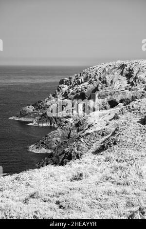 Die Kronen bei botallack verwendeten Zinnminen im schwarzen und weißen Infrarot Stockfoto