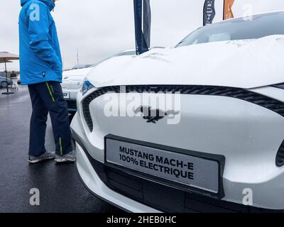 Vendenheim, Frankreich - 14. Nov 2021: Ein Mann, der sich vor dem Kauf eines neuen Mustang Mach-E Elektroautos im Freien umsieht Stockfoto