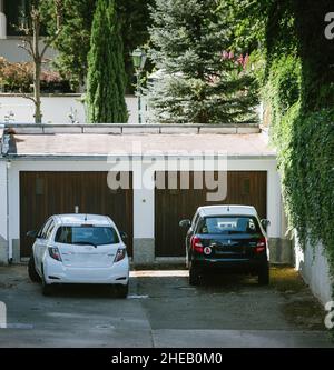 Paris, Frankreich - 29. Jul 2018: Luftaufnahme von zwei Autos, die vor zwei Garagen geparkt sind - Toyota yaris und Skoda Fabia Stockfoto