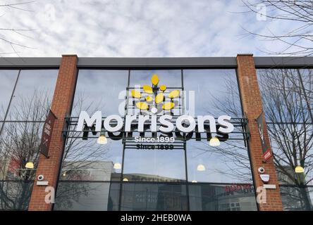 London Großbritannien - 9th. Dezember 2021 - Morrisons Supermarkt außen. Ist die viertgrößte Kette von Supermärkten im Vereinigten Königreich Stockfoto