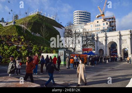 London, Großbritannien 9th. Januar 2022. Menschenmassen strömten, um den Marble Arch Mound vor seiner Schließung zu sehen. Der künstliche Hügel im Zentrum von London, der von steigenden Baukosten heimgesucht wurde, wurde als „Londons schlimmste Touristenattraktion“ bezeichnet und wurde dauerhaft geschlossen. Stockfoto