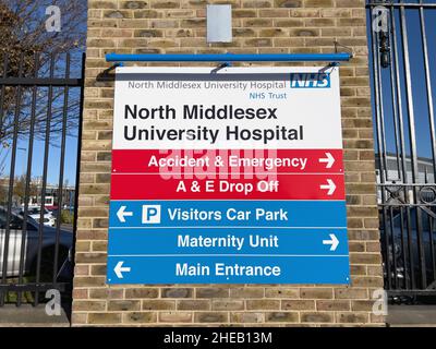 London Großbritannien - 2nd. Dezember 2021 - Beschilderung zum North Middlesex University Hospital, mit Wegbeschreibungen zu verschiedenen Krankenhausbereichen Stockfoto