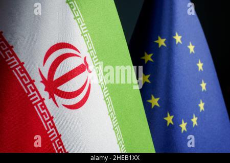 Flaggen des Iran und der Europäischen Union. Stockfoto