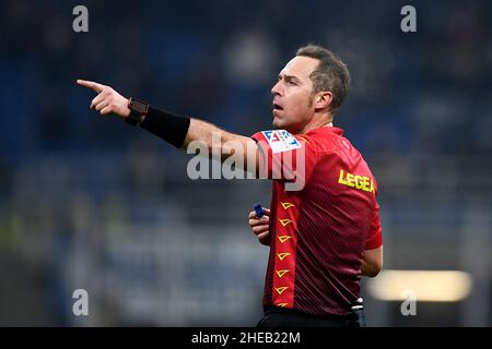 Mailand, Italien. 09. Januar 2022. Schiedsrichter Luca Pairetto Gesten während der Serie A Fußballspiel zwischen FC Internazionale und SS Lazio. Kredit: Nicolò Campo/Alamy Live Nachrichten Stockfoto