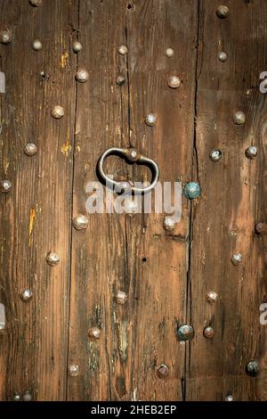 Klopft an eine Holztür Stockfoto