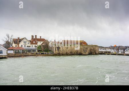 Yarmouth Castle, eine Artilleriebüche, die 1547 von Henry VIII am Ufer von Yarmouth auf der Isle of Wight, Hampshire, England, Großbritannien, erbaut wurde Stockfoto