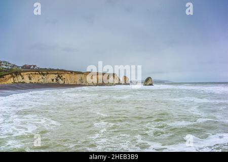 Stürmisches Meer am Freshwater Bay Beach auf der Isle of Wight im Winter, Freshwater, Isle of Wight, Hampshire, England Stockfoto