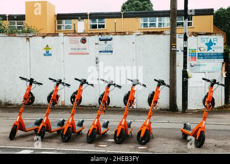 Slough, Großbritannien. 10th. Juli 2021. Eine Reihe von Neurone Mobility E-Scootern. Neuron Mobility startete in Slough ein Mietversuchsprogramm, das es den Bewohnern ermöglicht, eine Anmietung zu erhalten Stockfoto