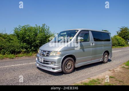 2000 Ford Freda (Minivan mit 8 Sitzplätzen für Mazda Bongo Friendee), 1990cc Benziner auf dem Weg zur Capesthorne Hall Classic Car Show, Ceshire, Großbritannien Stockfoto