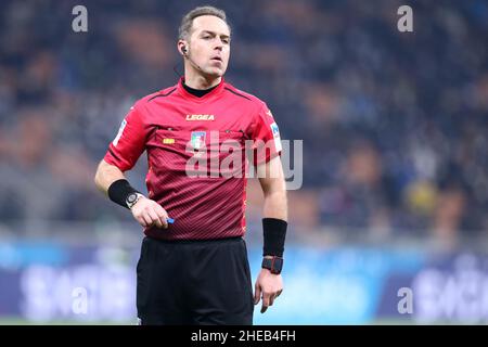 Mailand, Italien. 09th Januar 2022. Der offizielle Schiedsrichter Luca Pairetto schaut während des Serie-A-Spiels zwischen dem FC Internazionale und der SS Lazio am 9. Januar 2022 im Stadio Giuseppe Meazza in Mailand, Italien, nach. Quelle: Marco Canoniero/Alamy Live News Stockfoto