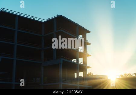 Bau eines neuen luxuriösen, modernen Apartmentgebäudes. Stockfoto